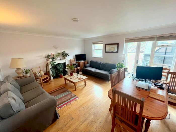 2 Bedroom Flat To Rent In Latchmere Road, London, SW11