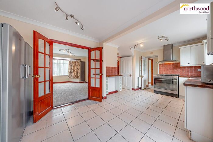 5 Bedroom Semi-detached House For Sale In Garston Lane, Watford, WD25