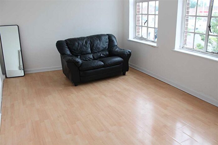 3 Bedroom Flat To Rent In Belmont Circle, Kenton Lane, Harrow, HA3