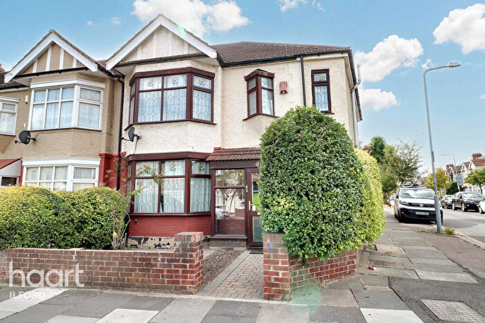 4 Bedroom End Of Terrace House For Sale In Brook Road, Ilford, IG2