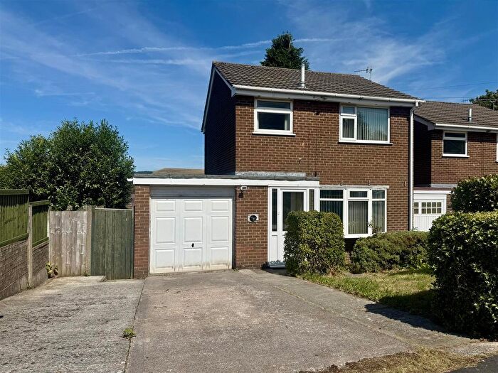 3 Bedroom Link Detached House For Sale In Pennine Road, Glossop, SK13