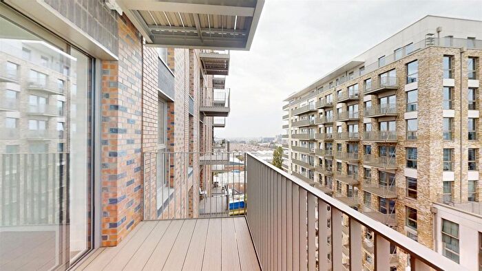 2 Bedroom Flat To Rent In Quay Walk, Grand Union, Wembley, HA0