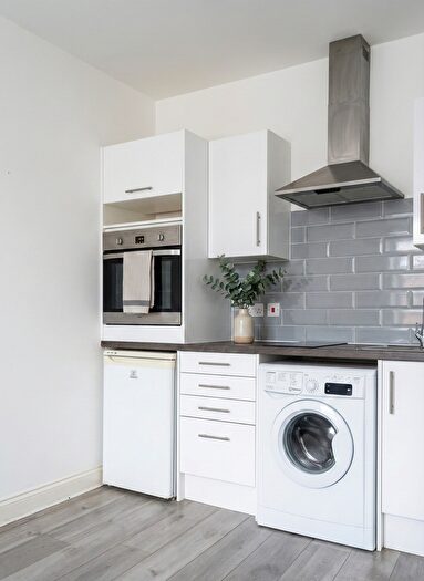 Studio To Rent In London Road, London, SW16