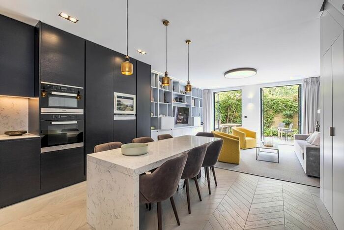 2 Bedroom Mews To Rent In Devonshire Mews, Park Walk London, SW10