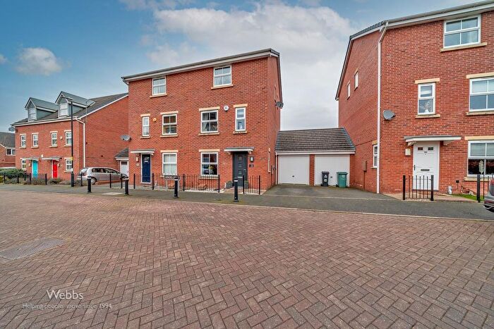 3 Bedroom Semi-Detached House For Sale In Hinges Road, Bloxwich, Walsall, WS3