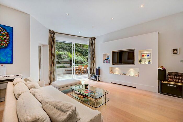 3 Bedroom Flat To Rent In Wetherby Gardens, South Kensington, London, SW5