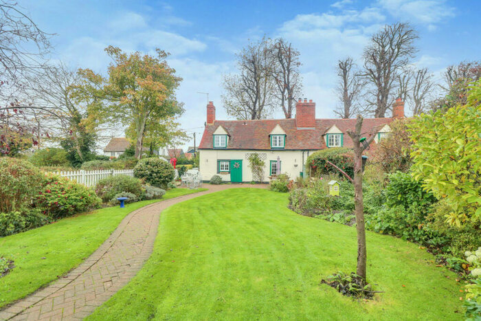 3 Bedroom Semi-Detached House For Sale In Chaseway, Rochford, SS4