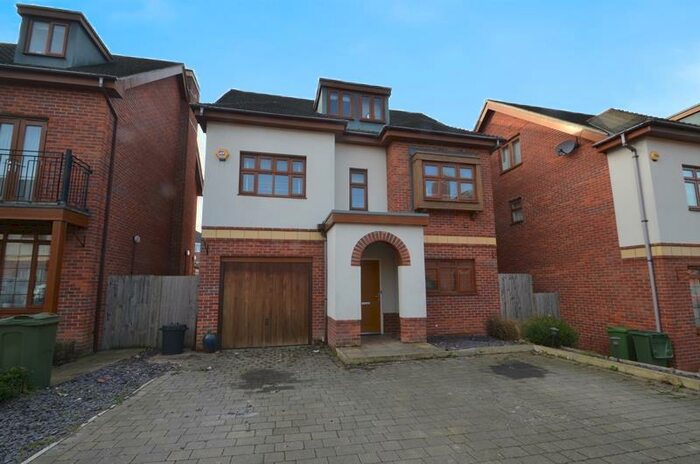 6 Bedroom Detached House To Rent In Blagrove Crescent, Ruislip, HA4