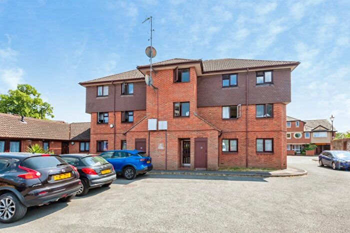 2 Bedroom Flat For Sale In Rye Court, Slough, SL1