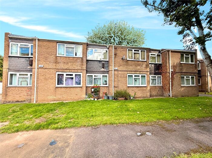 1 Bedroom Flat For Sale In Robin Hood Close, Farnborough, Hampshire, GU14