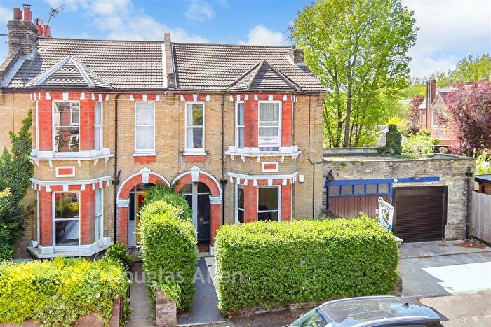 2 Bedroom Ground Maisonette For Sale In Glebe Avenue, Woodford Green, Essex, IG8
