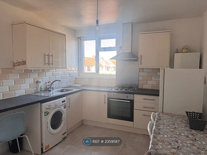 2 Bedroom Flat To Rent In Two Mile Hill Road, Bristol, BS15