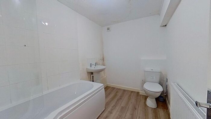 1 Bedroom Flat For Sale In Flat East Court, East Road, Tylerstown, Ferndale, Mid Glamorgan, CF43