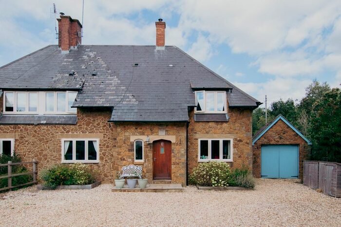 4 Bedroom Semi-Detached House For Sale In Shutford Road, Banbury, OX15