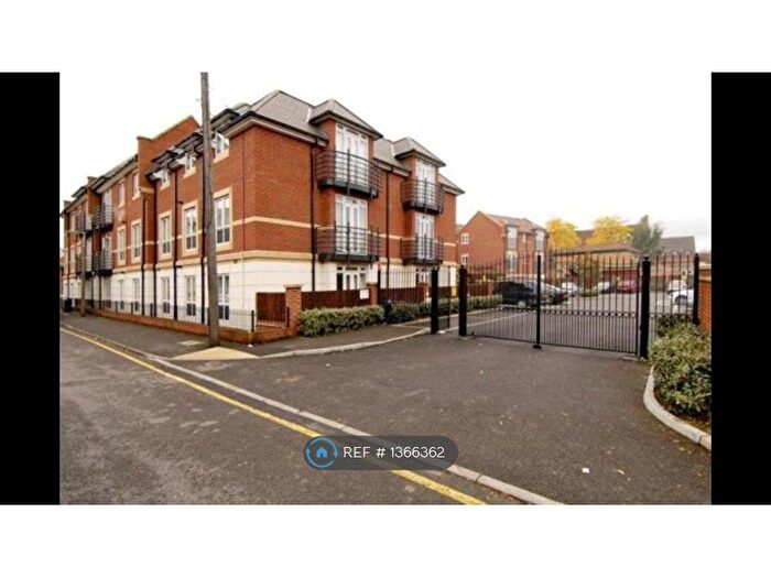 2 Bedroom Flat To Rent In Henley Court, Egham, TW20