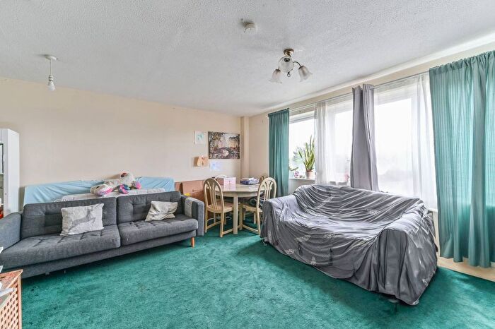 2 Bedroom Flat To Rent In Kintyre Close, Norbury, London, SW16