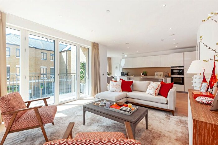 3 Bedroom Flat To Rent In Pinewood Gardens, Teddington, TW11
