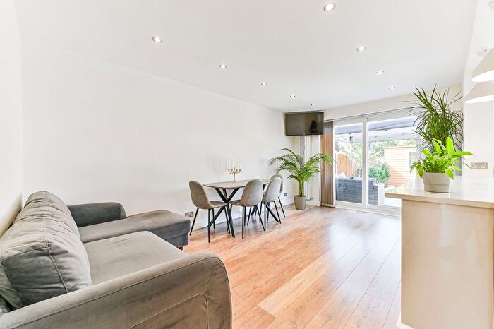 4 Bedroom Semi-detached House For Sale In Dinsdale Gardens, Selhurst, London, SE25