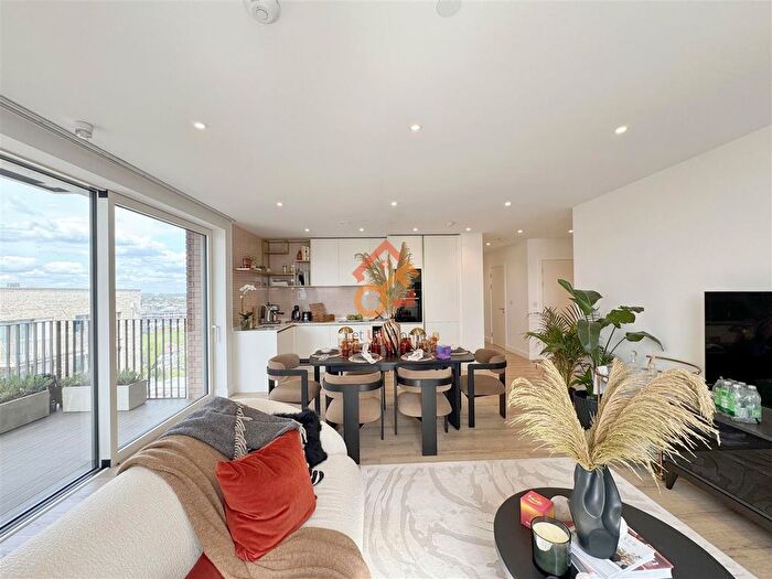 3 Bedroom Flat To Rent In Waterview House, Quay Walk, Wembley, HA0