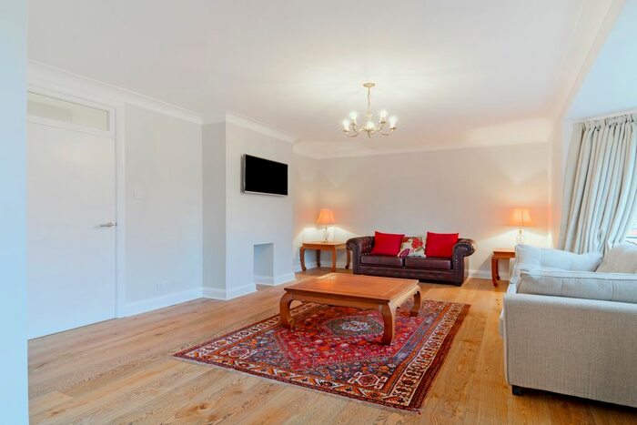 2 Bedroom Flat To Rent In Grove Park Road, Grove Park, W4