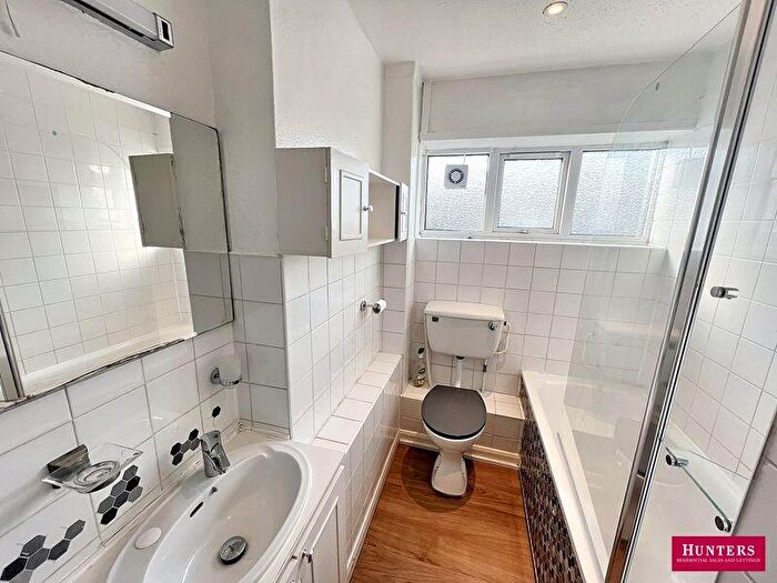 2 Bedroom Flat For Sale In Friern Mount Drive, London, N20