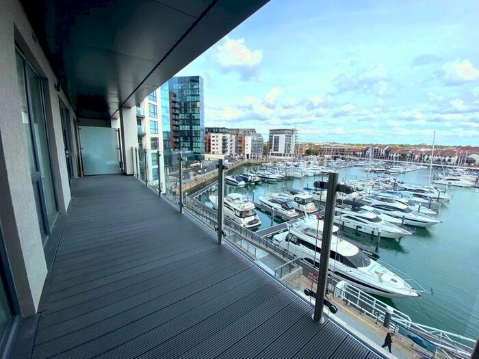 2 Bedroom Flat To Rent In Maritime Walk, Ocean Village, Southampton, SO14