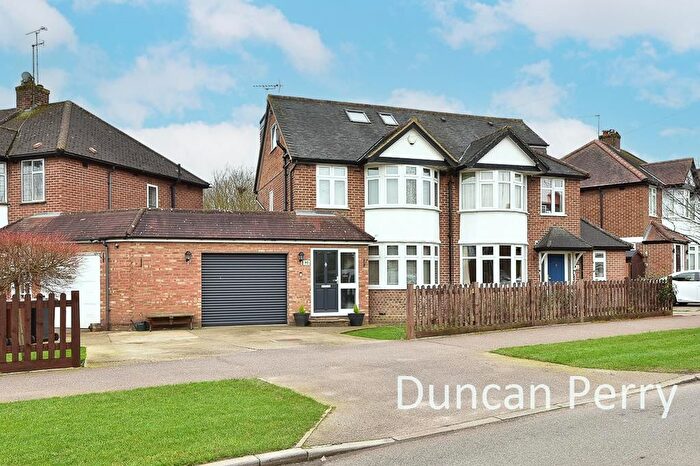 4 Bedroom Semi-Detached House For Sale In Cambridge Drive, Potters Bar, EN6