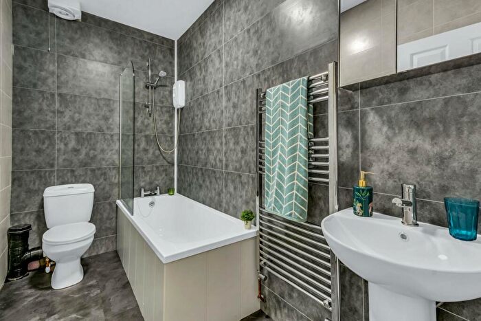 5 Bedroom Flat To Rent In Hyde Park Road, Leeds, LS6