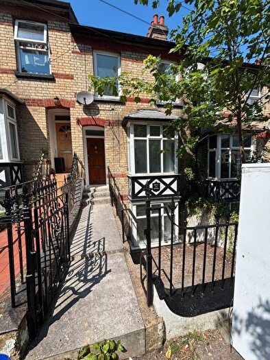 4 Bedroom Terraced House For Sale In Gladstone Avenue, Luton, Bedfordshire, LU1