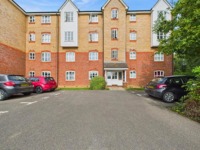 2 Bedroom Flat For Sale In Friarscroft Way, Aylesbury, Buckinghamshire, HP20