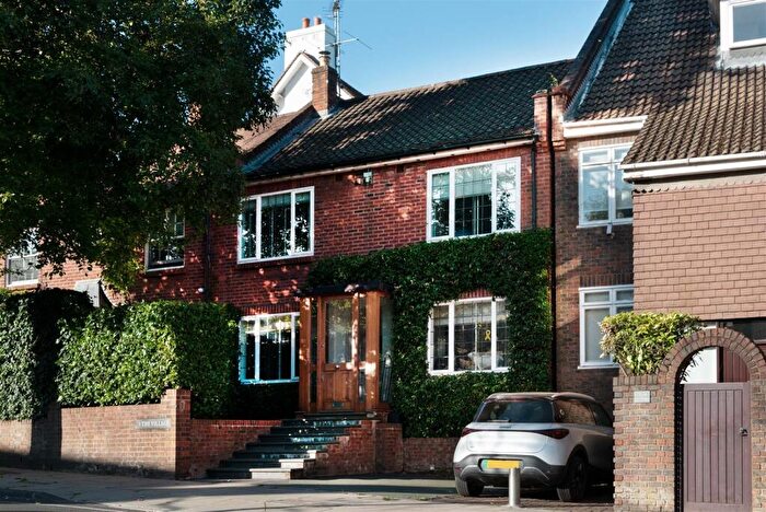 3 Bedroom Semi-Detached House For Sale In North End Way, NW3