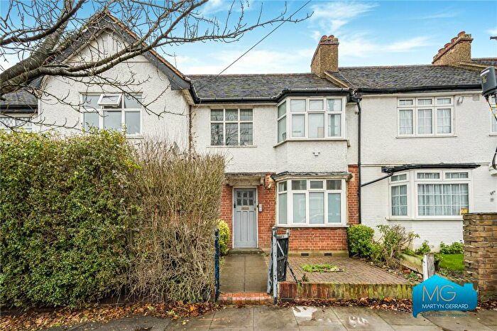 3 Bedroom Maisonette To Rent In Long Lane, East Finchley, London, N2