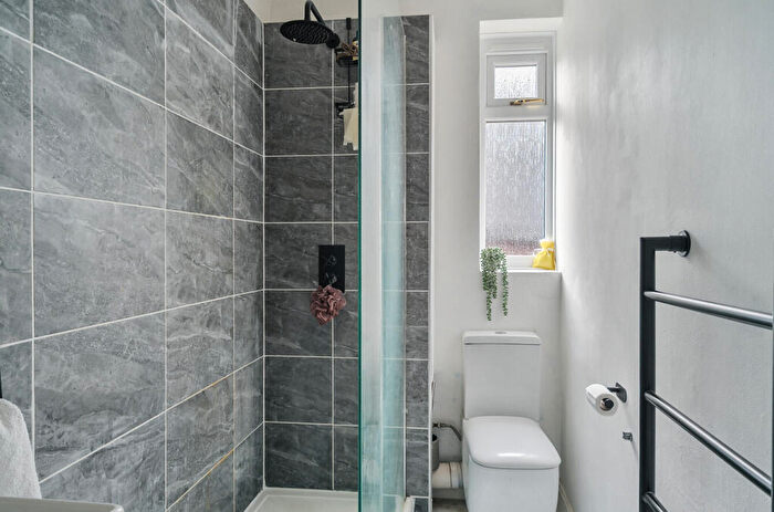 1 Bedroom Flat For Sale In Mytchett Road, Mytchett, GU16