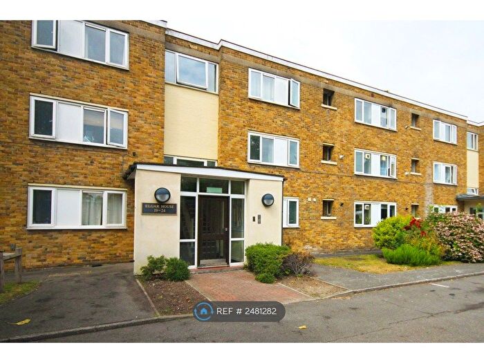 3 Bedroom Flat To Rent In Kneller Road, Twickenham, TW2