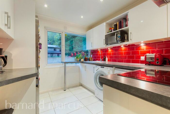 2 Bedroom Flat For Sale In High Trees Close, Caterham, CR3