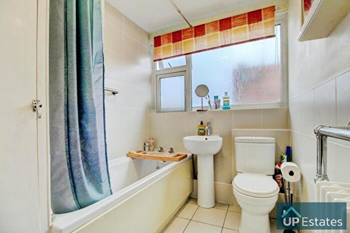 2 Bedroom Apartment For Sale In Yarningale Road, Coventry, CV3