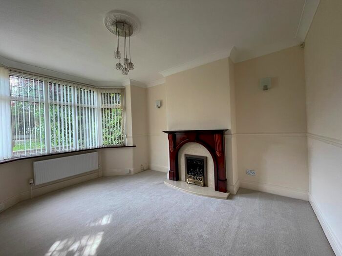 3 Bedroom Semi-Detached House To Rent In Dovedale Rd, Herringthorpe, S65