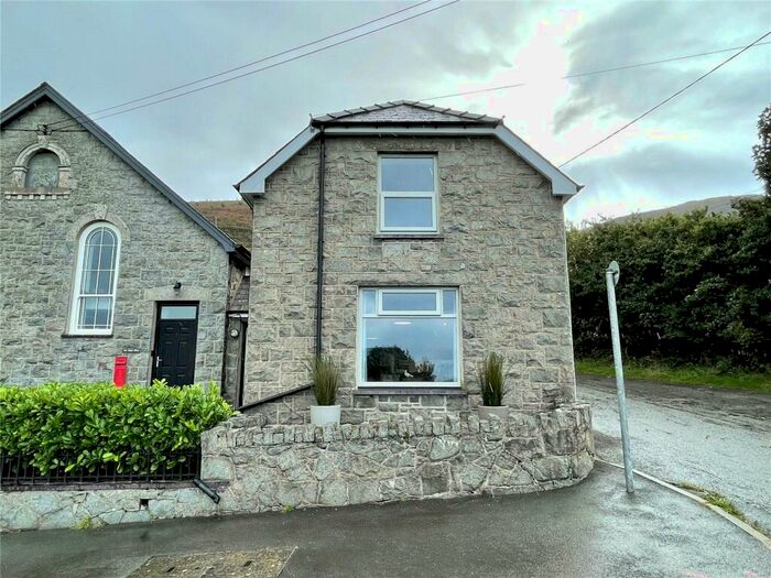 2 Bedroom Link Detached House For Sale In Gyrn Goch, Caernarfon, Gwynedd, LL54