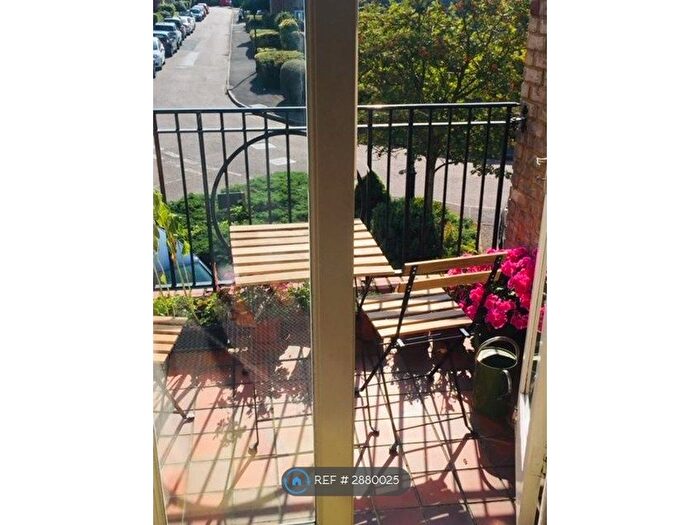 2 Bedroom Flat To Rent In Norbury Avenue, Watford, WD24