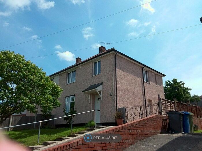 3 Bedroom Semi-Detached House To Rent In Derwent View, Chesterfield, S43