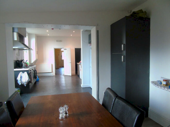 8 Bedroom House To Rent In Kelso Road, Leeds, LS2