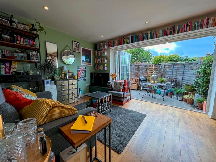 1 Bedroom Flat For Sale In Cambridge Road, Walton-On-Thames, KT12