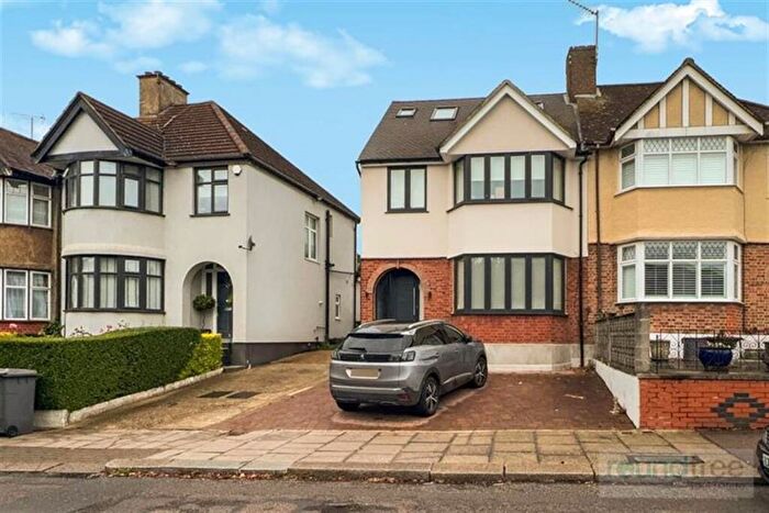 4 Bedroom House For Sale In Holders Hill Drive, Hendon, NW4