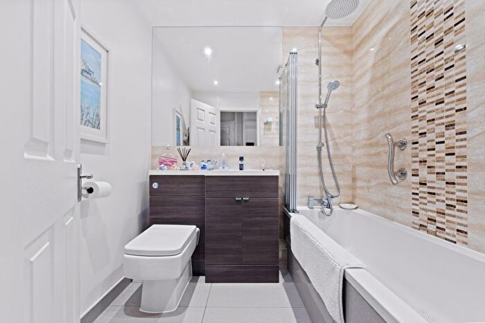 2 Bedroom Bungalow For Sale In Southwood Close, Worcester Park, KT4