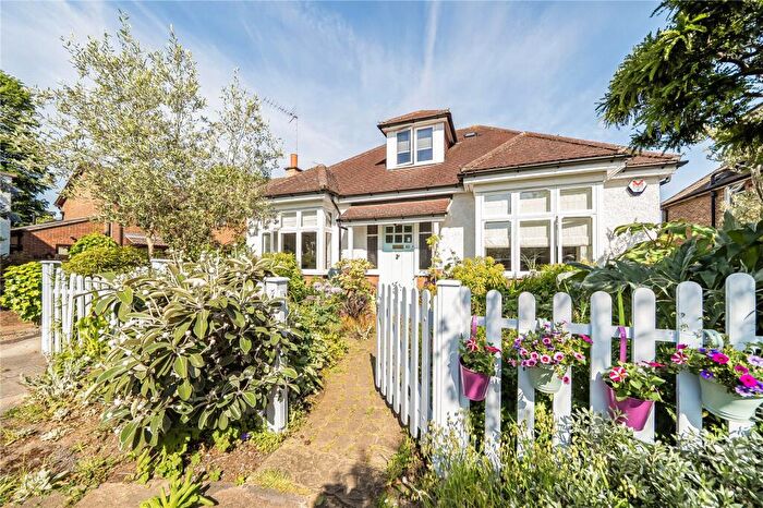 4 Bedroom Bungalow For Sale In Elm Gardens, London, N2