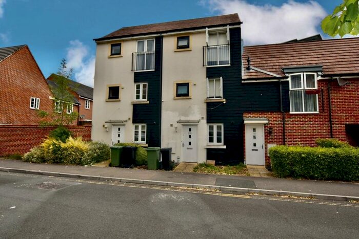 3 Bedroom End Of Terrace House To Rent In Sinclair Drive, Basingstoke, RG21