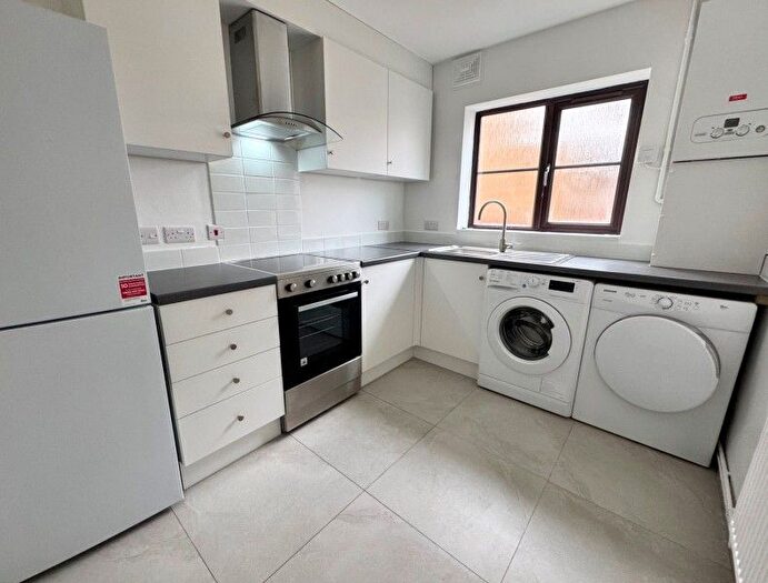 2 Bedroom Flat To Rent In Long Lane, Finchley, N3