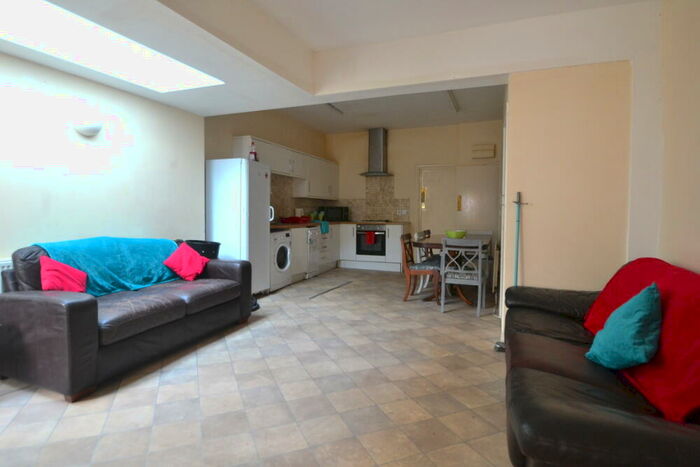 5 Bedroom Semi Detached House To Rent In Castle Boulevard ( Bed), Nottingham, NG7