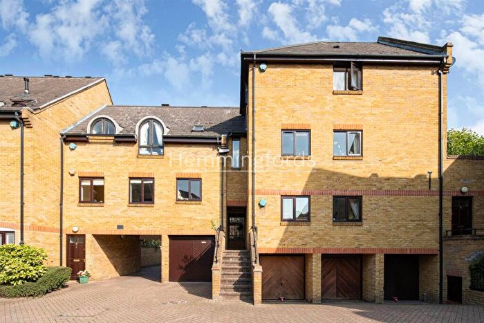 3 Bedroom Mews To Rent In Welland Mews, Wapping, E1W