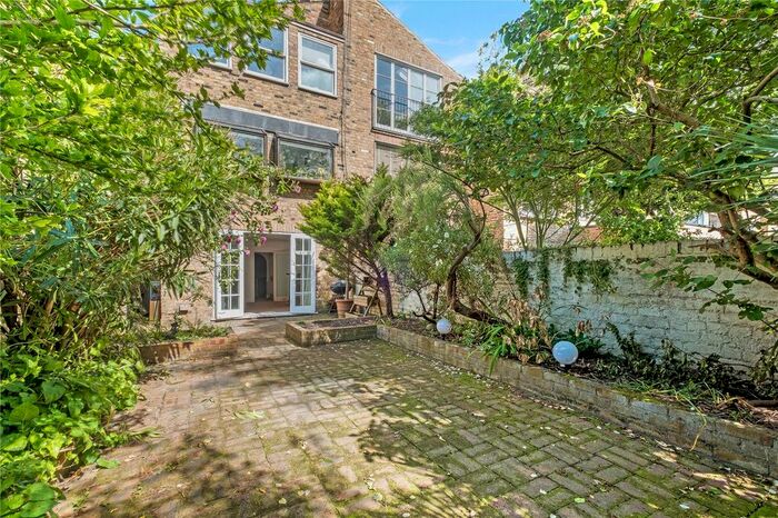 3 Bedroom Flat To Rent In Wandsworth Bridge Road, Fulham, London, SW6